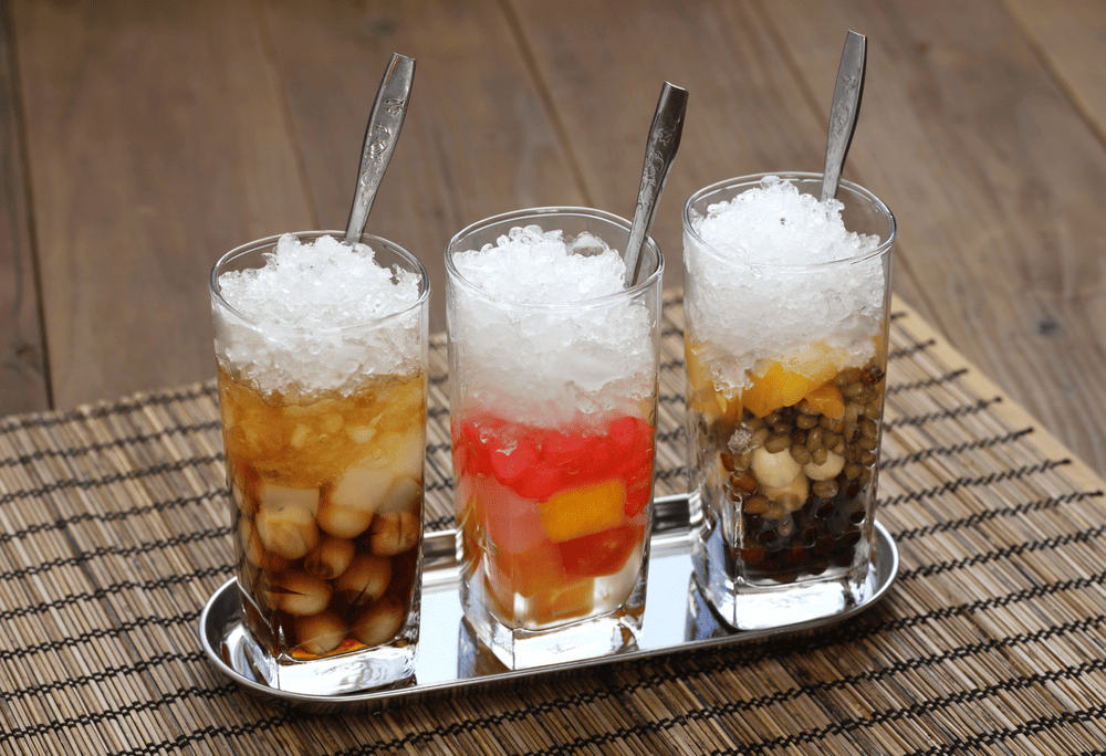 A cup of mixed sweet soup with beans and coconut milk is one of the refreshing summer dishes that you cannot miss (Source: Canva)